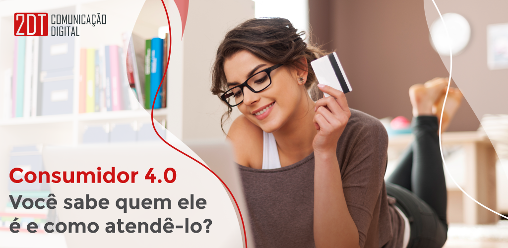 Mulher de cabelos escuros, blusa marrom e óculos segurando um cartão de crédito e sorridente. Ao lado a pergunta Consumidor 4.0: você sabe quem ele é e como atendê-lo?